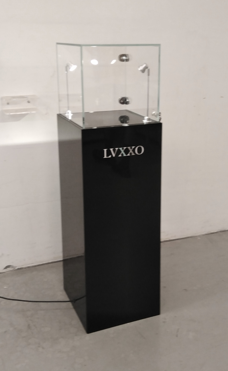 totem laccato nero lucido con teca vetro
